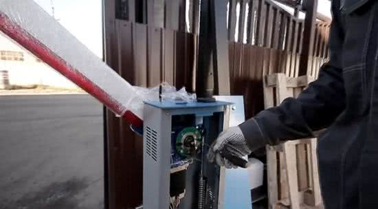 Установка шлагбаума специалистом На картинке изображена установка шлагбаума в Минске